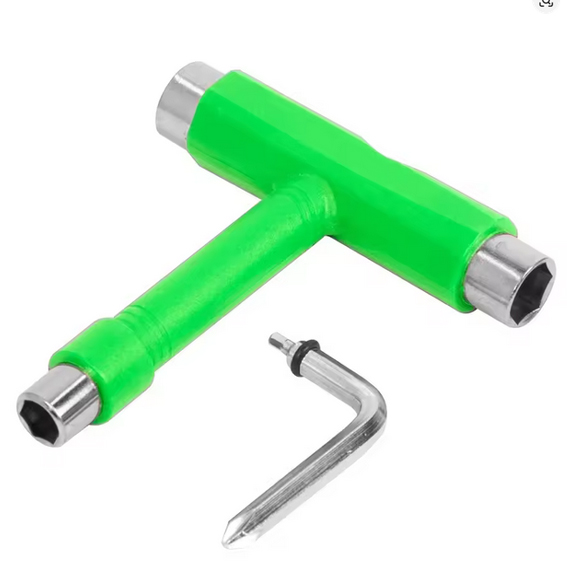 Clé multifonctions tools skateboard Couleur : vert Tolls clé multifonctions bleu ciel. Cinq en un. pour skateboard et tout autres matériel de glisse. Munie de sa clé alen aussi. Super polyvalent et pas encombrant. mister eight skateboard attitude.